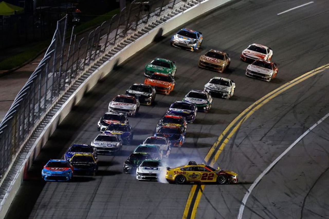 ブレイニーがレギュラー最終戦で集団決着を制覇。ボウマン、レディックがプレーオフ進出へ／NASCAR第26戦