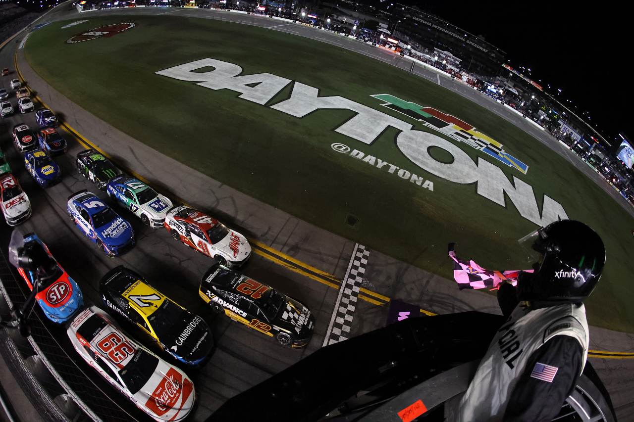 ブレイニーがレギュラー最終戦で集団決着を制覇。ボウマン、レディックがプレーオフ進出へ／NASCAR第26戦