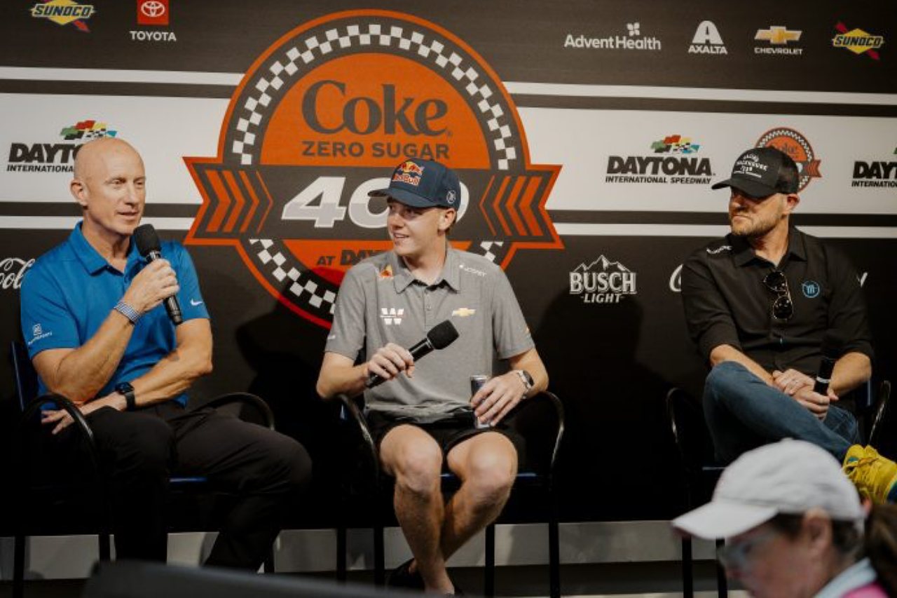 ブレイニーがレギュラー最終戦で集団決着を制覇。ボウマン、レディックがプレーオフ進出へ／NASCAR第26戦