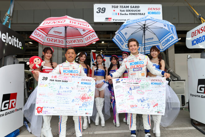 関口雄飛とサッシャ・フェネストラズ（DENSO KOBELCO SARD GR Supra）