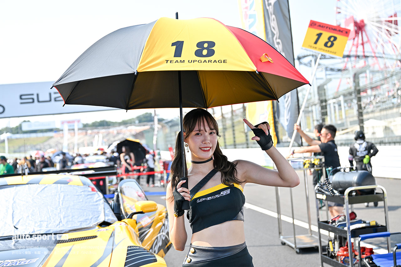 スーパーGT第5戦鈴鹿のグリッドでは史上初の光景が。グリッドボードの代わりに抜群の遮光・遮熱性をもつ傘が登場