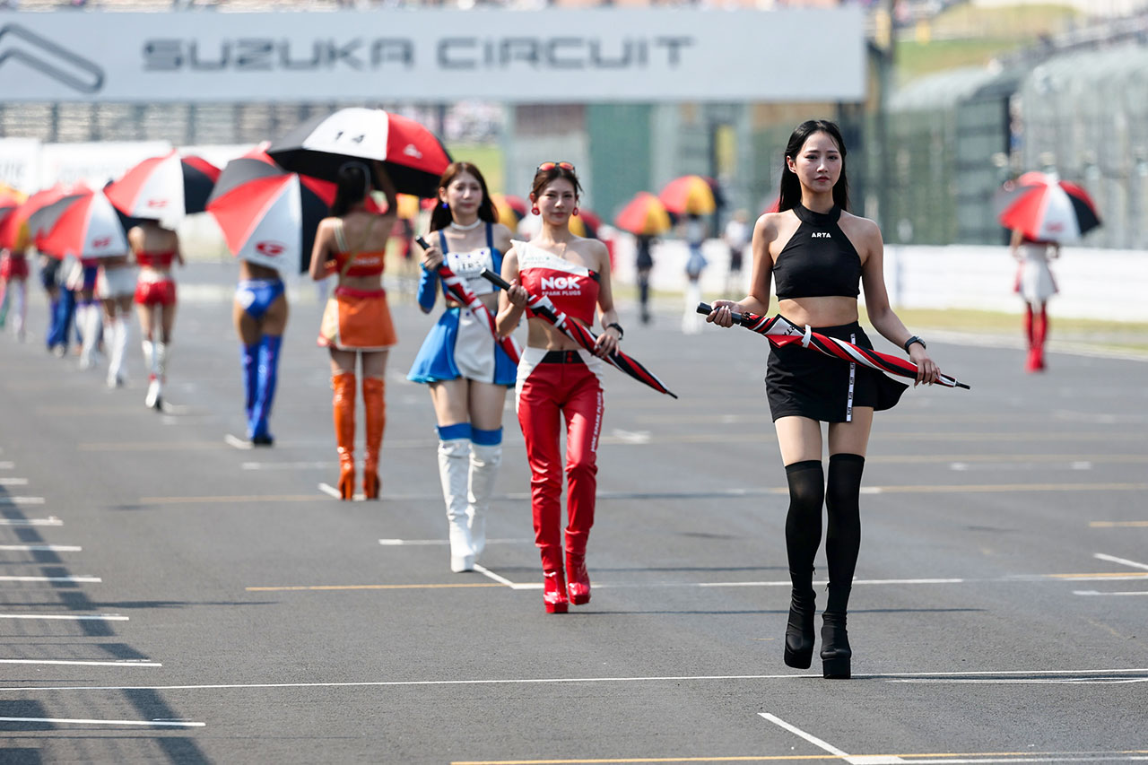 スーパーGT第5戦鈴鹿のグリッドでは史上初の光景が。グリッドボードの代わりに抜群の遮光・遮熱性をもつ傘が登場