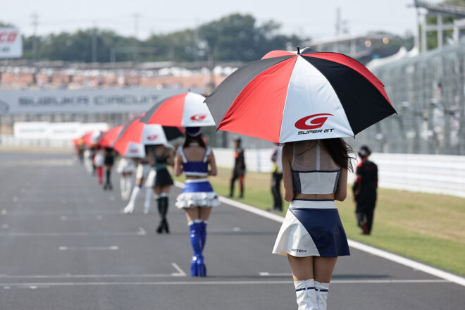 スーパーGT第5戦鈴鹿のグリッドでは史上初の光景が。グリッドボードの代わりに抜群の遮光・遮熱性をもつ傘が登場