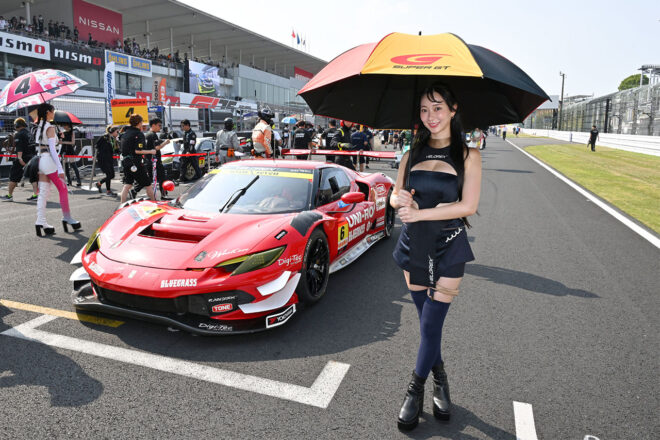 スーパーGT第5戦鈴鹿のグリッドでは史上初の光景が。グリッドボードの代わりに抜群の遮光・遮熱性をもつ傘が登場