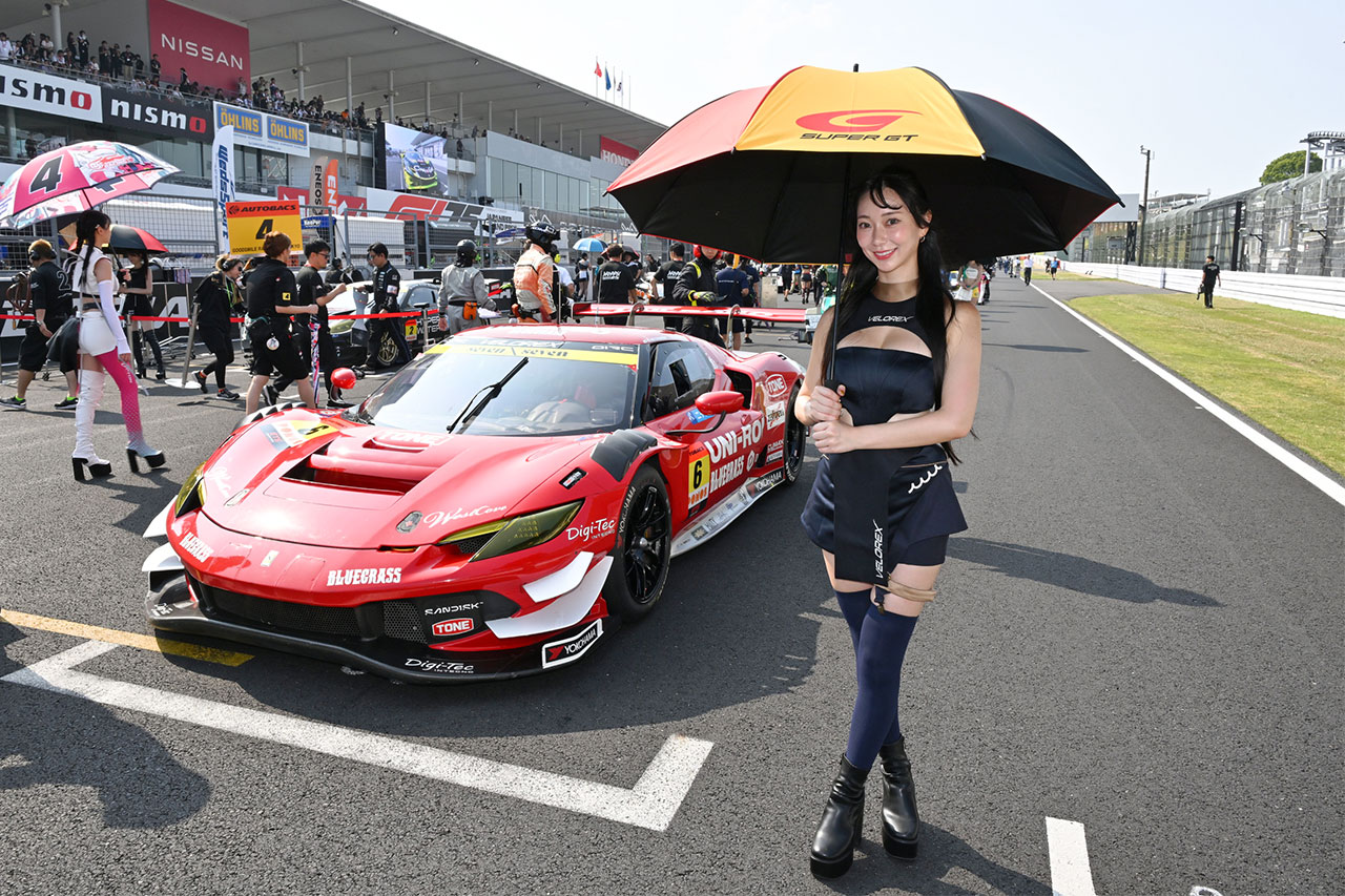 スーパーGT第5戦鈴鹿のグリッドでは史上初の光景が。グリッドボードの代わりに抜群の遮光・遮熱性をもつ傘が登場