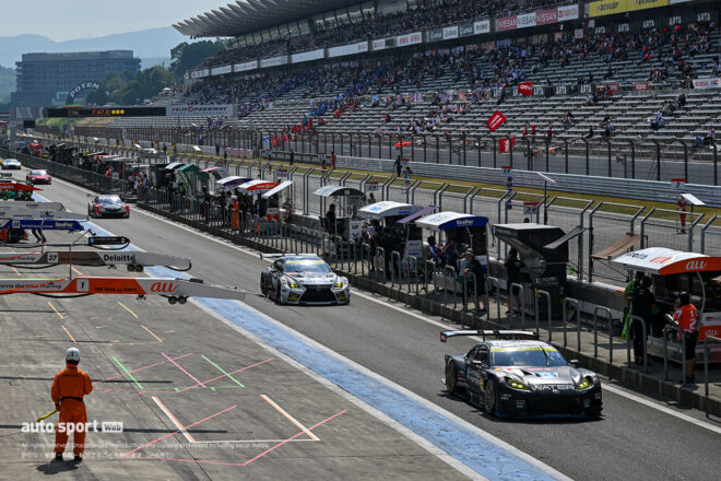 スーパーGT第5戦鈴鹿のグリッドでは史上初の光景が。グリッドボードの代わりに抜群の遮光・遮熱性をもつ傘が登場