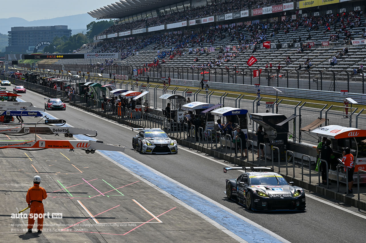 スーパーGT第5戦鈴鹿のグリッドでは史上初の光景が。グリッドボードの代わりに抜群の遮光・遮熱性をもつ傘が登場