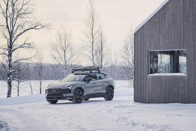 ボルボ、人気のコンパクト電動SUV『EX30』に“クロス・カントリー”を追加。エントリーも設定しレンジ拡充へ