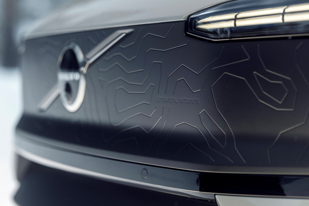 ボルボ、人気のコンパクト電動SUV『EX30』に“Cross Country”を追加。エントリーも設定しレンジ拡充へ