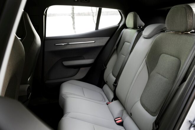 ボルボ、人気のコンパクト電動SUV『EX30』に“Cross Country”を追加。エントリーも設定しレンジ拡充へ
