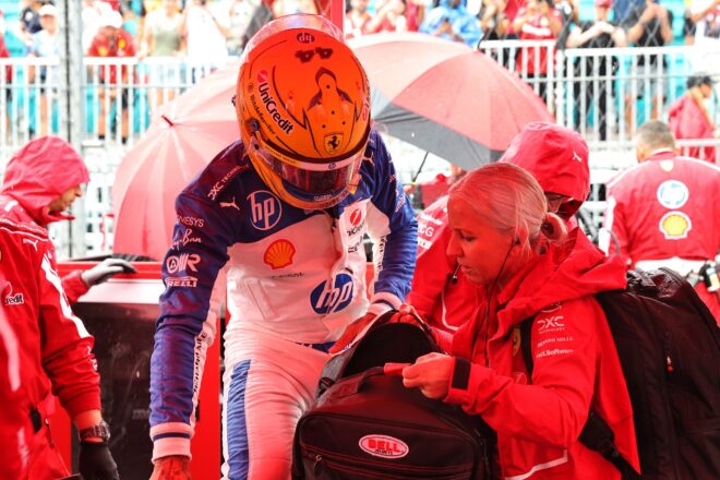 ルイス・ハミルトン（フェラーリ）とフィジオのアンジェラ・カレン