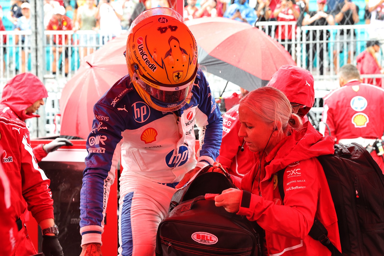 ルイス・ハミルトン(フェラーリ)とフィジオのアンジェラ・カレン