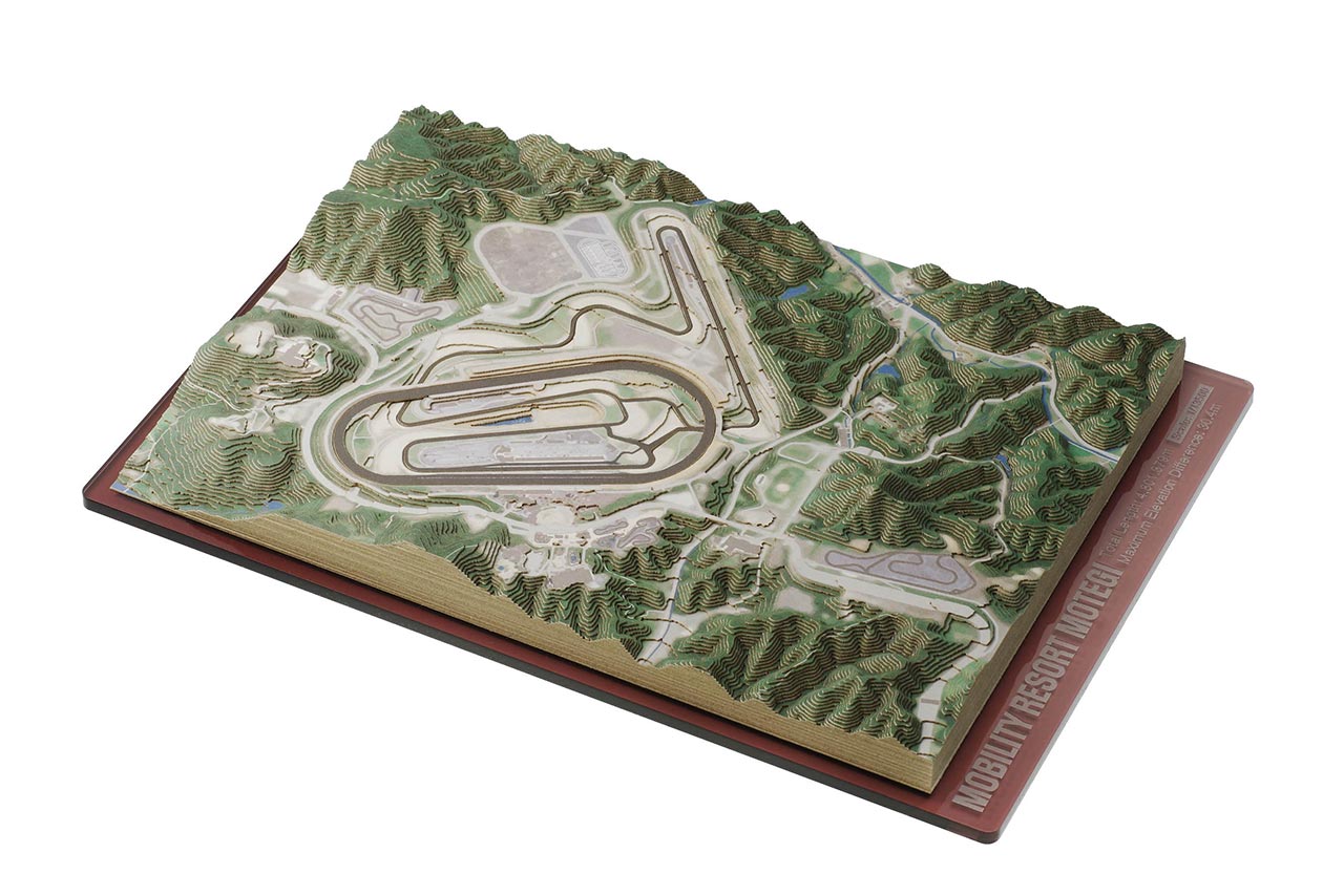 作って、触って、飾って良し。モビリティリゾートもてぎとスポーツランドSUGOのユニークな『紙で作る立体地形図キット』発売へ