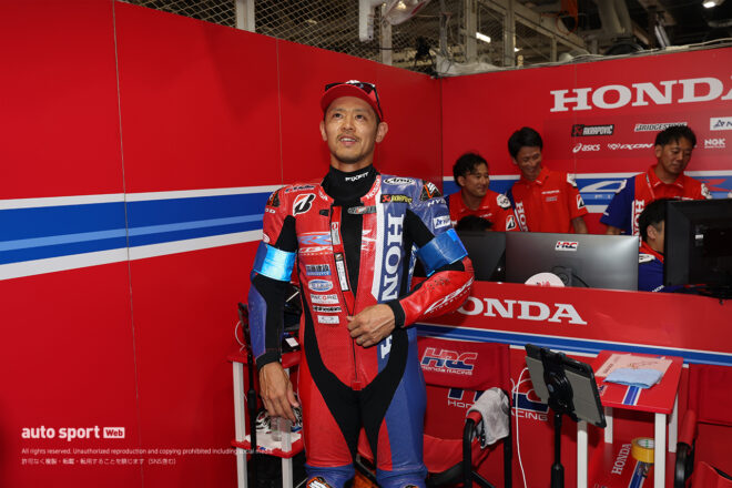 ヨハン・ザルコの最終スティントを見守る高橋巧（Honda HRC）／2025鈴鹿8耐