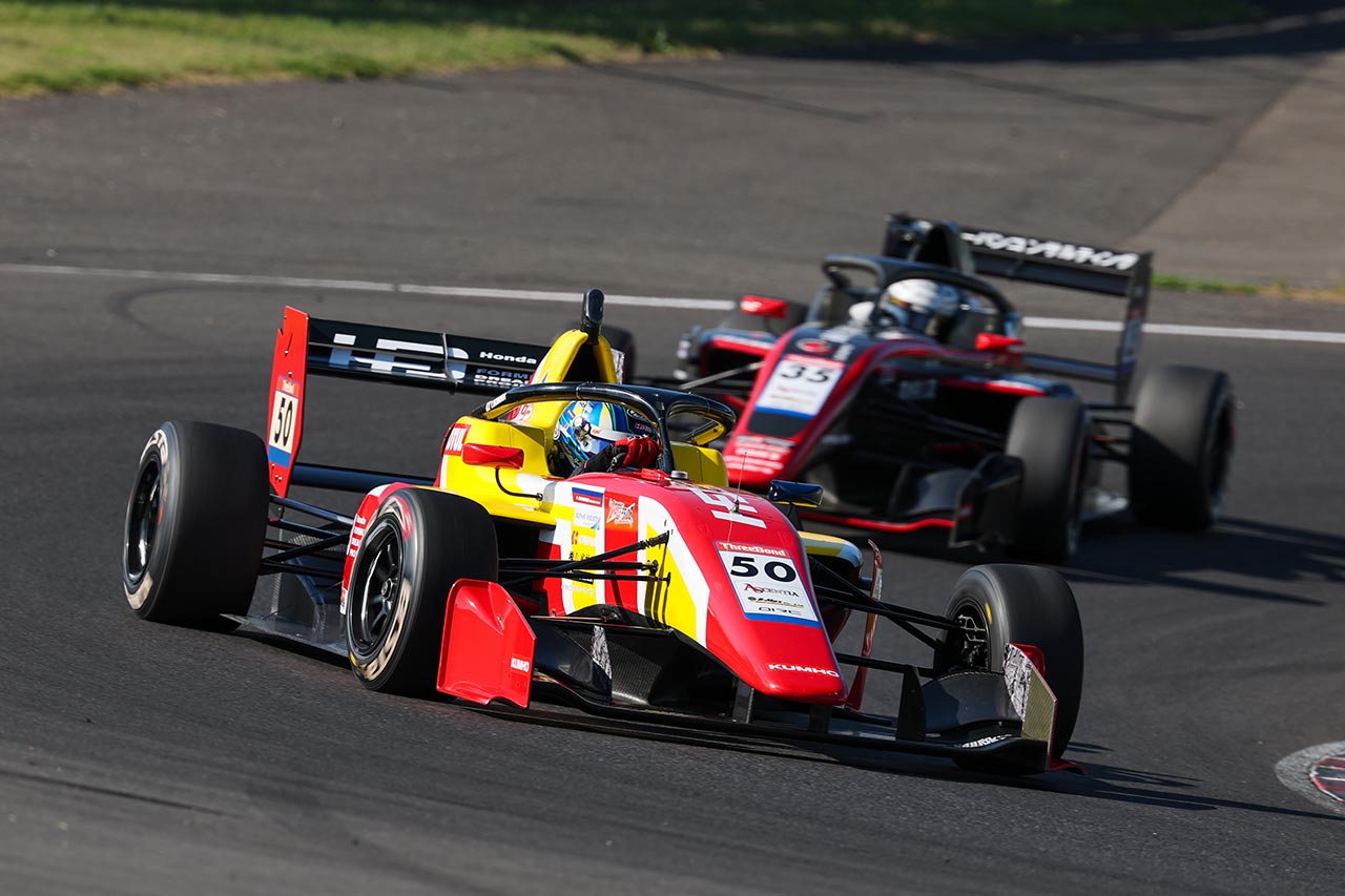 スーパーフォーミュラ・ライツ第11戦SUGOは佐野雄城との僅差の争いを制した野村勇斗が優勝。連勝を5に伸ばす