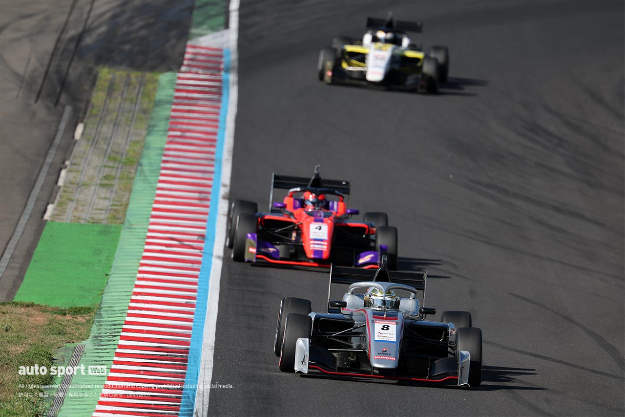 スーパーフォーミュラ・ライツ第11戦SUGOは佐野雄城との僅差の争いを制した野村勇斗が優勝。連勝を5に伸ばす