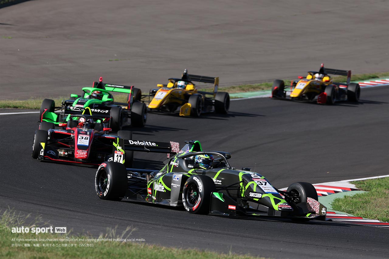 スーパーフォーミュラ・ライツ第11戦SUGOは佐野雄城との僅差の争いを制した野村勇斗が優勝。連勝を5に伸ばす