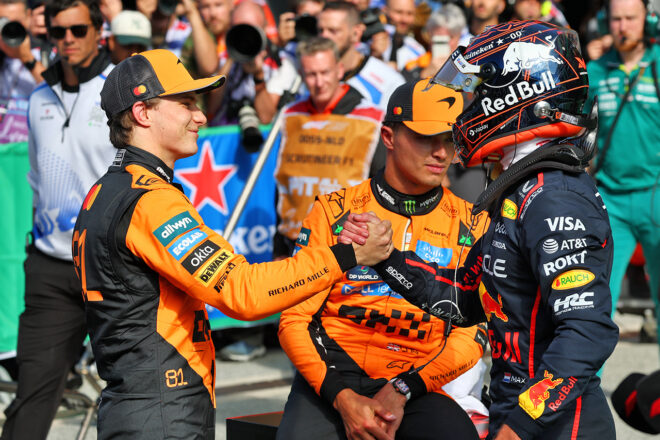 オスカー・ピアストリ（マクラーレン）と握手をかわすマックス・フェルスタッペン（レッドブル）