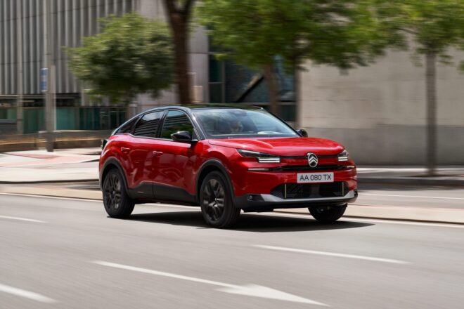 シトロエン、主力Cセグハッチ『C4』にサンルーフとブラックアクセント採用の特別仕様車を設定