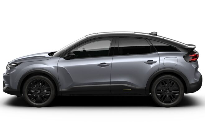 シトロエン、主力Cセグハッチ『C4』にサンルーフとブラックアクセント採用の特別仕様車を設定