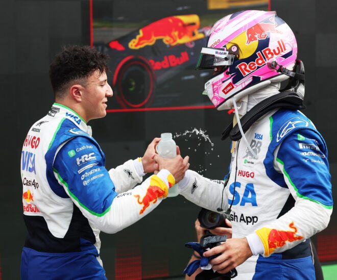 レーシングブルズのリアム・ローソンが3位アイザック・ハジャーを祝福