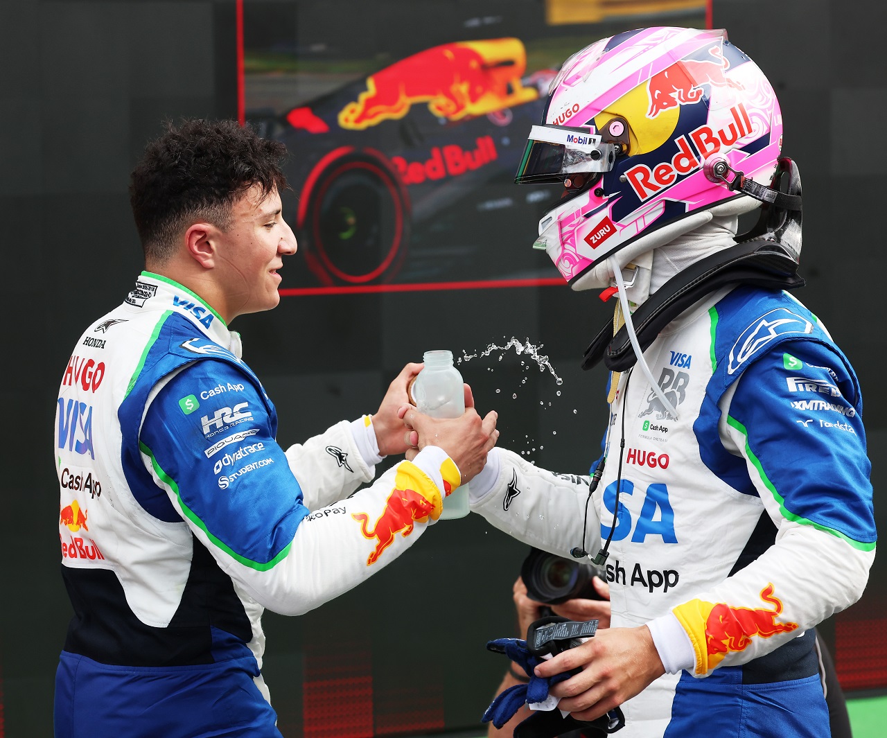 レーシングブルズのリアム・ローソンが3位アイザック・ハジャーを祝福