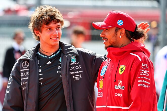 アンドレア・キミ・アントネッリ（メルセデス）とルイス・ハミルトン（フェラーリ）