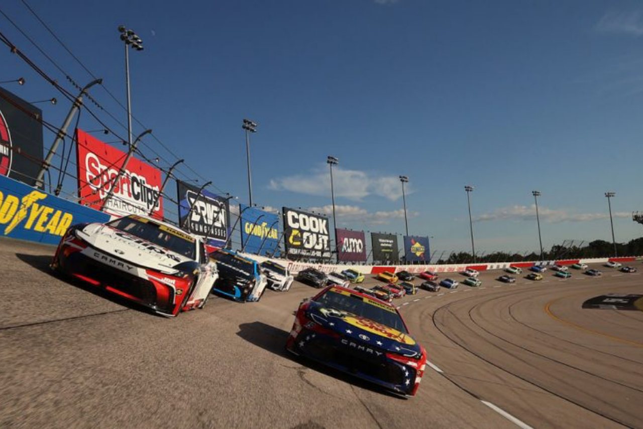 チェイス・ブリスコがプレーオフ初戦を制覇。トヨタはカップ史上3度目の1-2-3-4達成／NASCAR第27戦