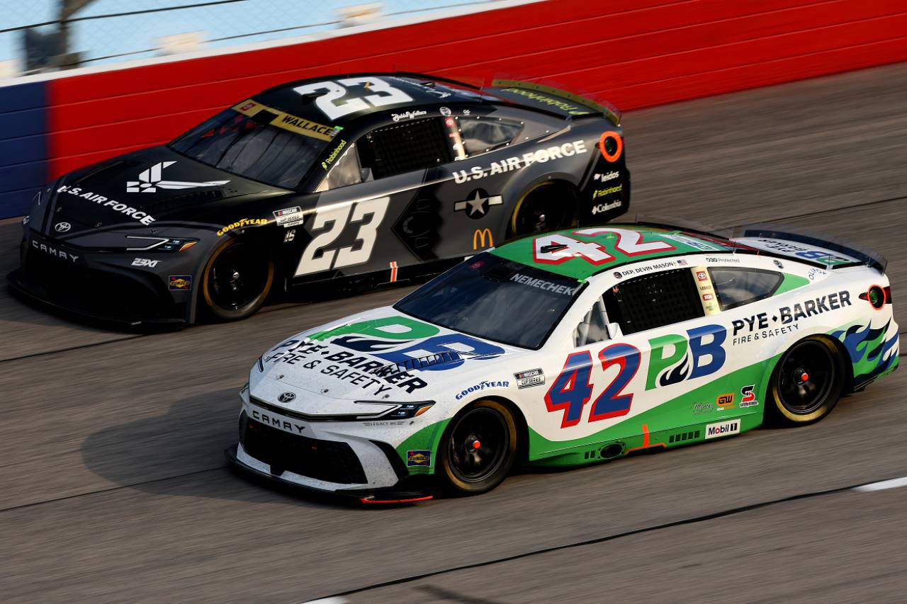 チェイス・ブリスコがプレーオフ初戦を制覇。トヨタはカップ史上3度目の1-2-3-4達成／NASCAR第27戦