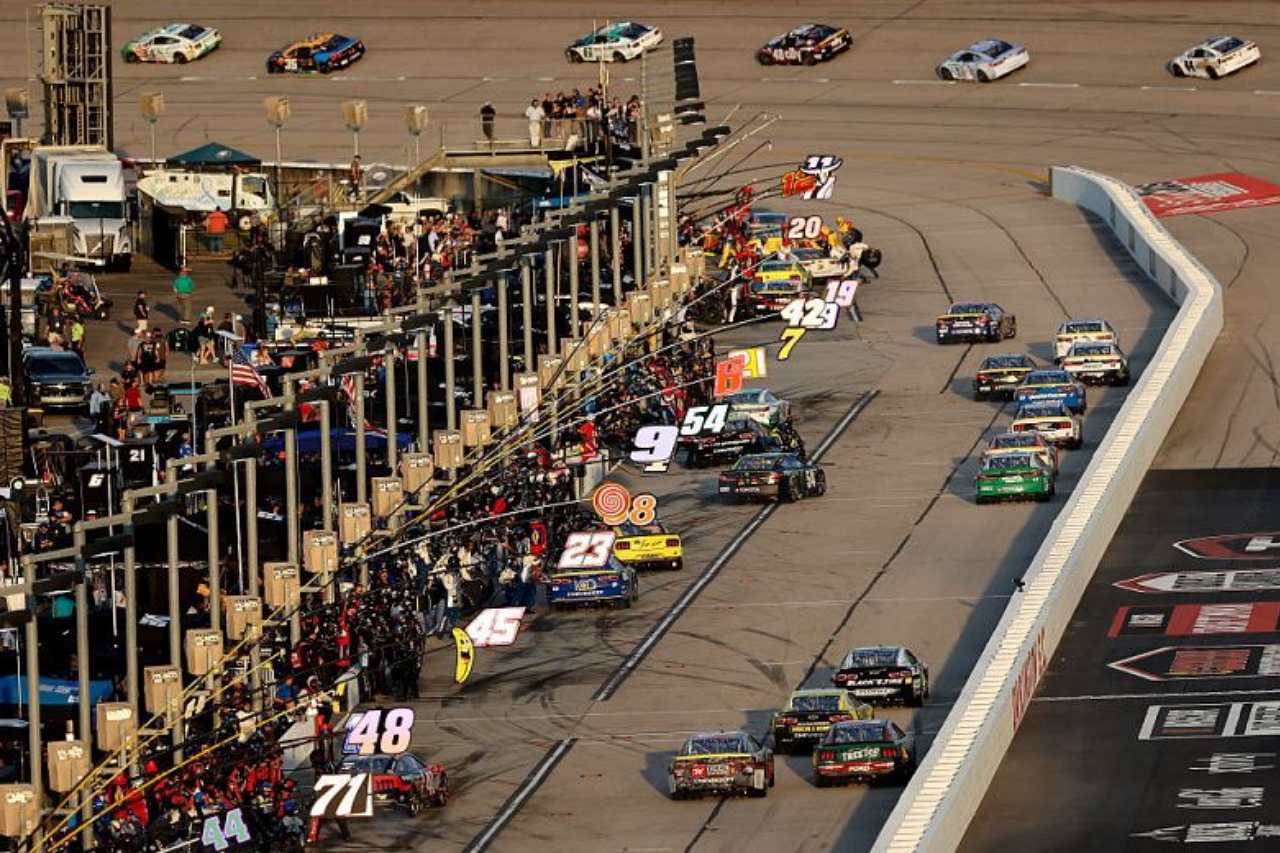 チェイス・ブリスコがプレーオフ初戦を制覇。トヨタはカップ史上3度目の1-2-3-4達成／NASCAR第27戦