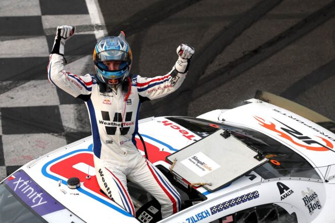 チェイス・ブリスコがプレーオフ初戦を制覇。トヨタはカップ史上3度目の1-2-3-4達成／NASCAR第27戦