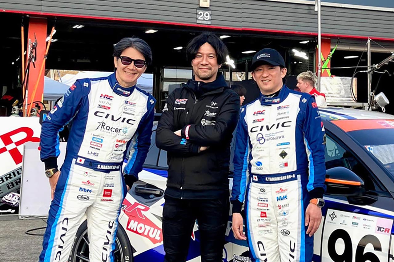 スーパー耐久で活躍する山西康司と高木大エンジニアが人命救助で三崎警察署から感謝状を受け取る