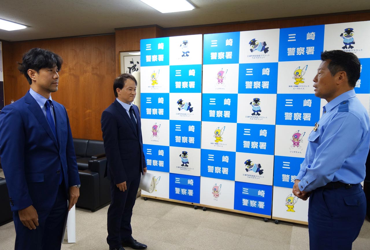 スーパー耐久で活躍する山西康司と高木大エンジニアが人命救助で三崎警察署から感謝状を受け取る