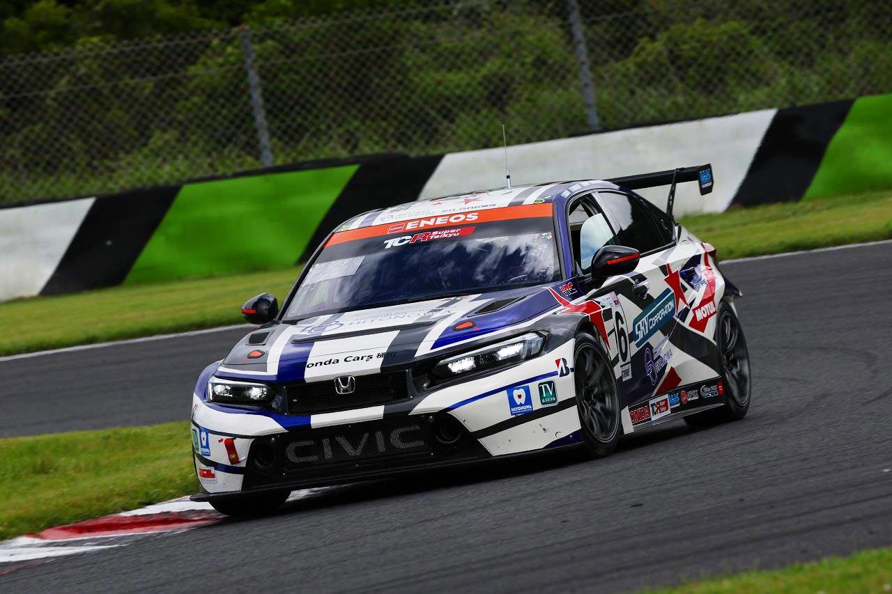 スーパー耐久で活躍する山西康司と高木大エンジニアが人命救助で三崎警察署から感謝状を受け取る