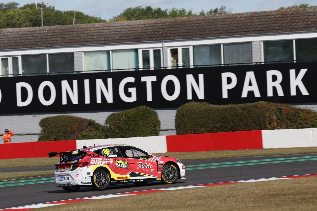 “ダブル・トム”の一角、チルトンがポール・トゥ・ウイン。僚友イングラムもリード拡大／BTCC第8戦