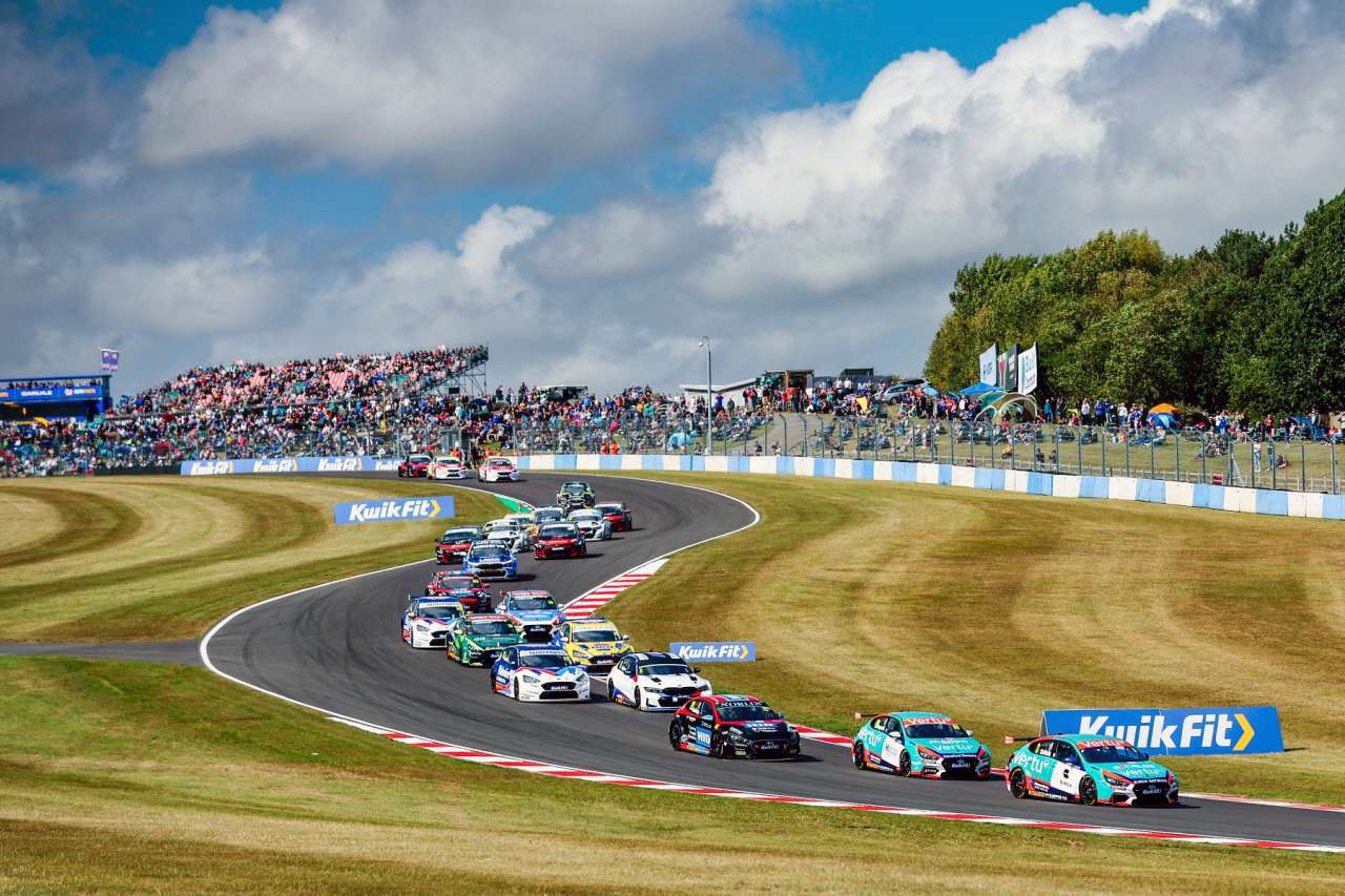 “ダブル・トム”の一角、チルトンがポール・トゥ・ウイン。僚友イングラムもリード拡大／BTCC第8戦