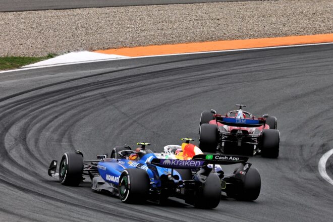 カルロス・サインツ（ウイリアムズ）とリアム・ローソン（レーシングブルズ）
