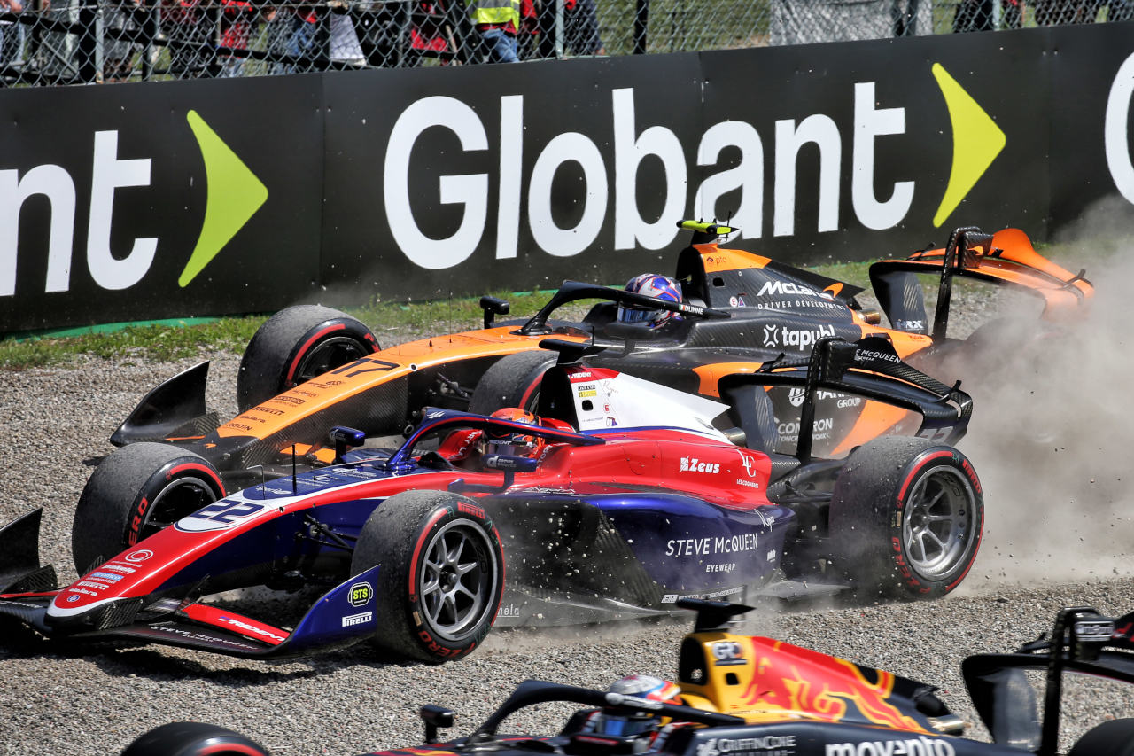 2025年FIA F2第11戦モンツァ　コースオフを喫したサミ・メゲトゥニフとアレクサンダー・ダン