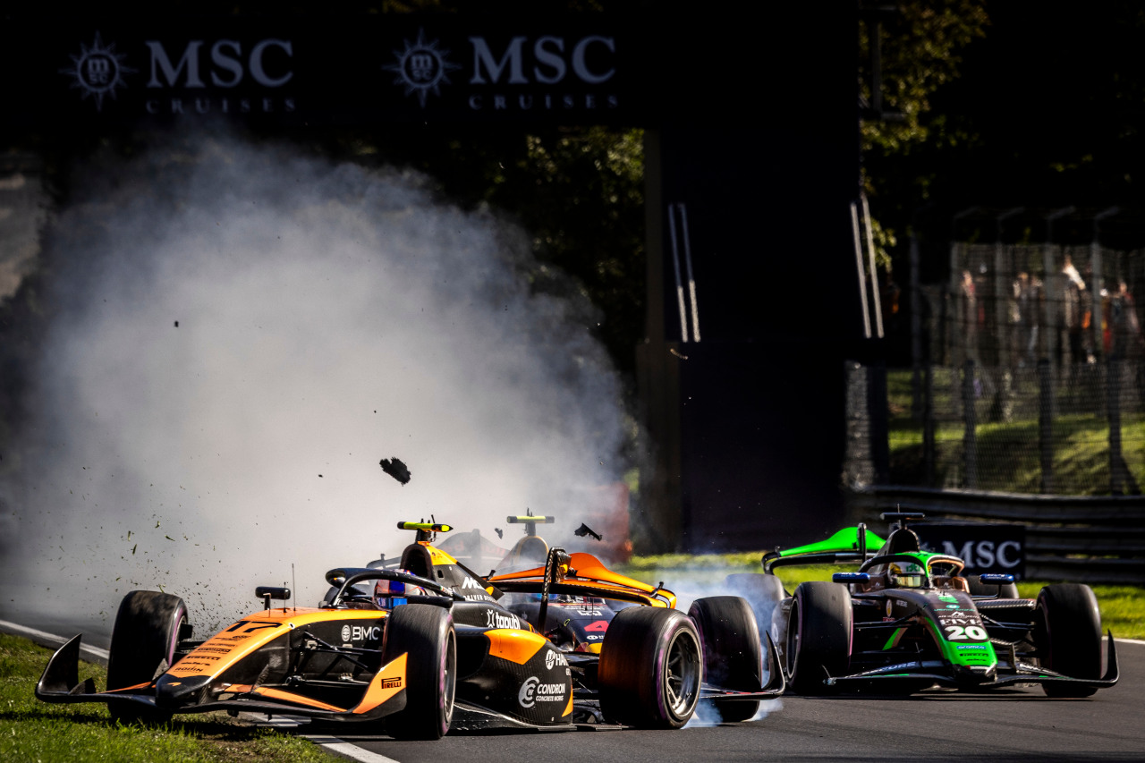 2025年FIA F2第11戦モンツァ　アレクサンダー・ダンとアービッド・リンドブラッドの接触シーン