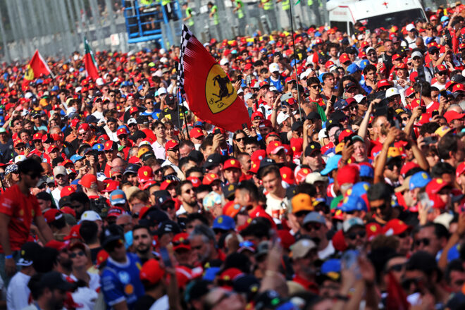 2025年F1第16戦イタリアGP　表彰式を見守るファン