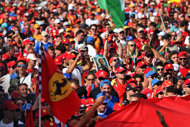 2025年F1第16戦イタリアGP　表彰式を見守るファン