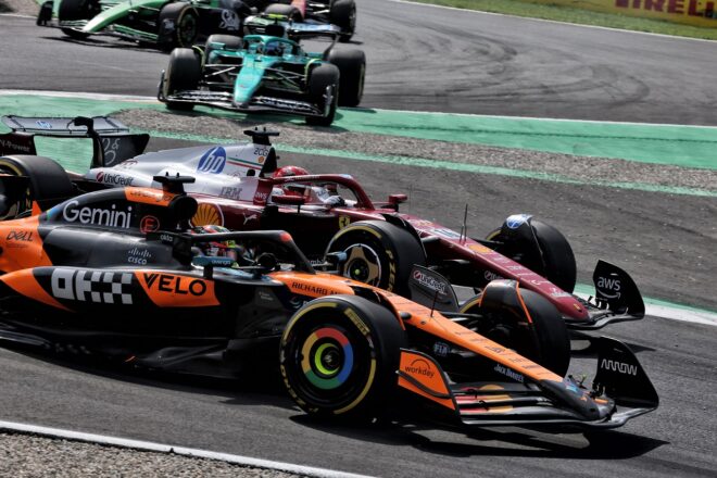 オスカー・ピアストリ（マクラーレン）とシャルル・ルクレール（フェラーリ）