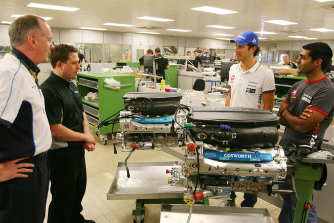 2010年7月、コスワースの工場を訪問したHRT F1チーム（ヒスパニア・レーシングF1チーム）のブルーノ・セナ、カルン・チャンドック