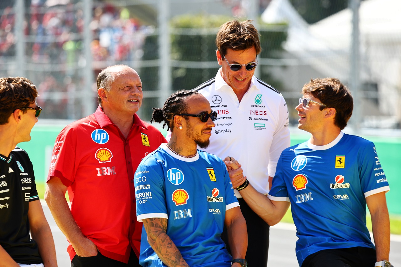 ルイス・ハミルトン、シャルル・ルクレール、フレデリック・バスール代表(フェラーリ)とトト・ウォルフ(メルセデス代表)