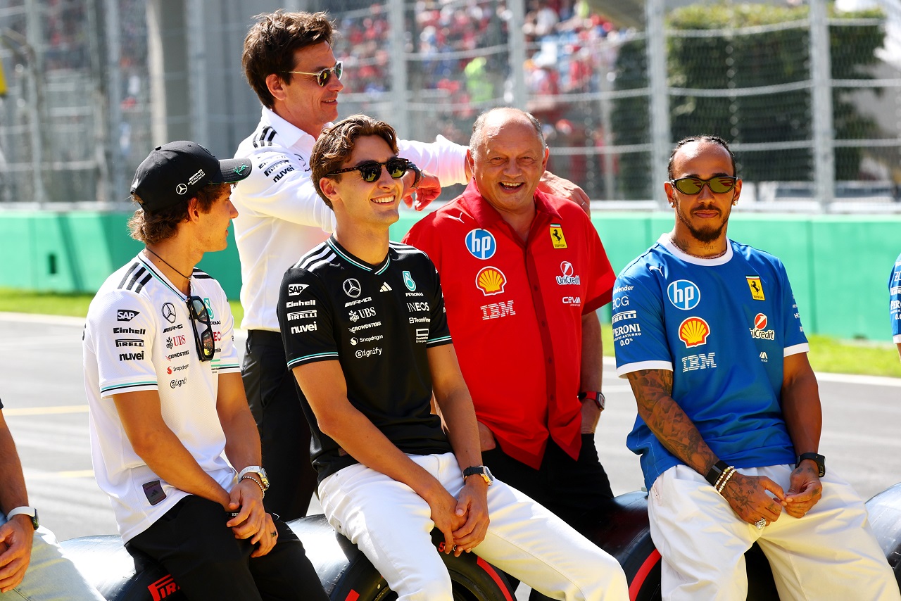 ジョージ・ラッセル、アンドレア・キミ・アントネッリ、トト・ウォルフ代表（メルセデス）、ルイス・ハミルトン、フレデリック・バスール代表（フェラーリ）