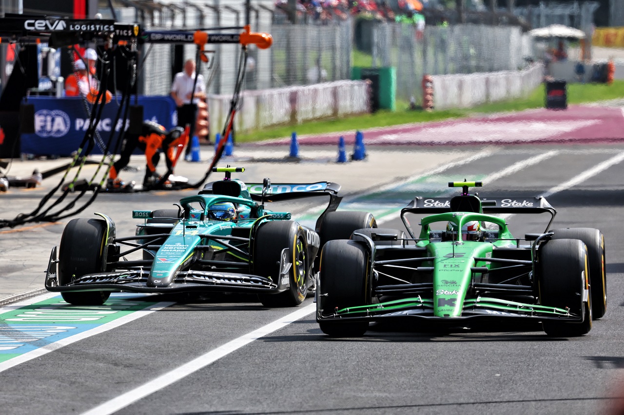 ガブリエル・ボルトレート（キック・ザウバー）とフェルナンド・アロンソ（アストンマーティン）