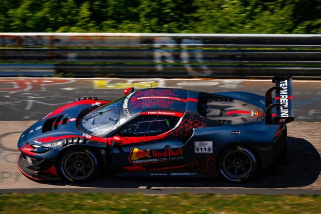 今度は“偽名”でなく本名『マックス・フェルスタッペン』でNLSニュル耐久に参戦。まずはGT4から