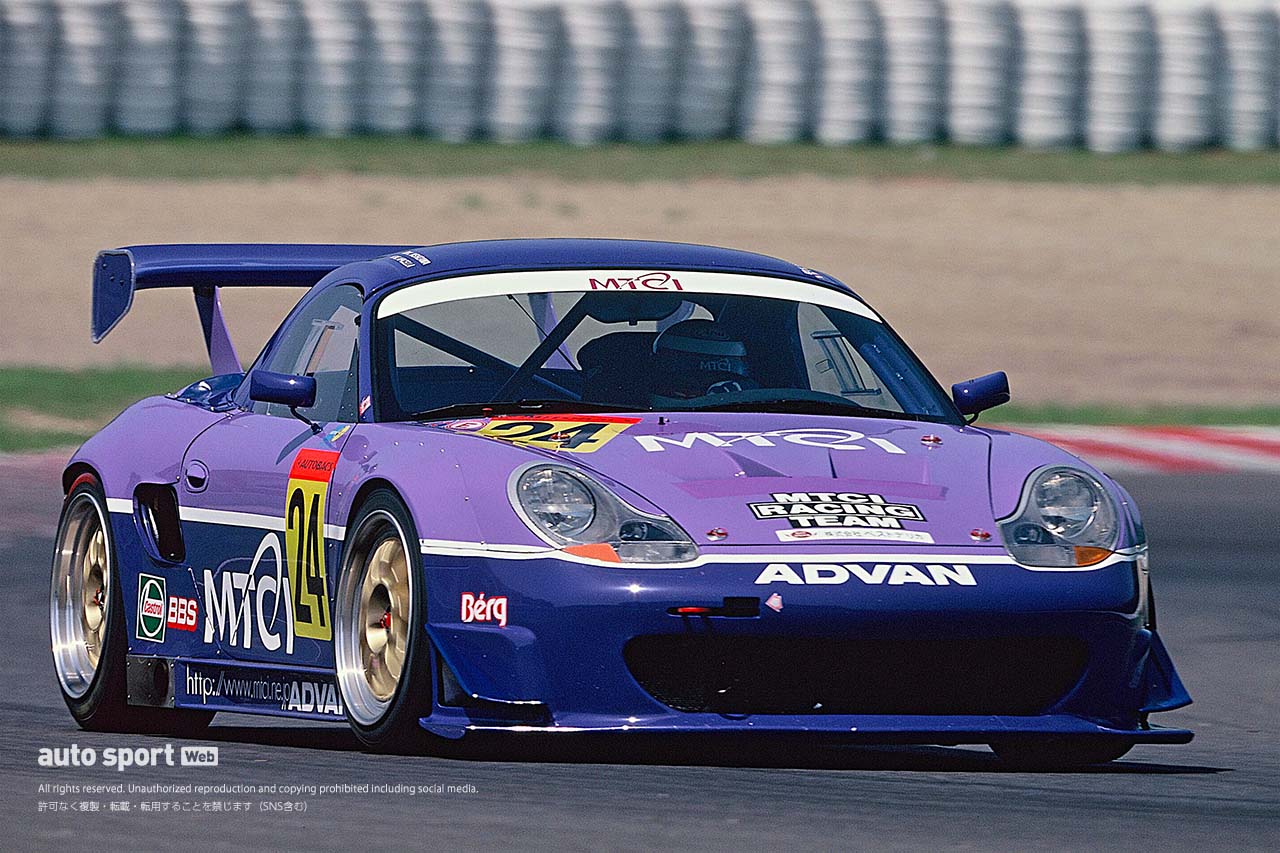 スーパーサーキット ポルシェ ポルシェのプラグインハイブリッドで夜のセパンサーキットを疾走