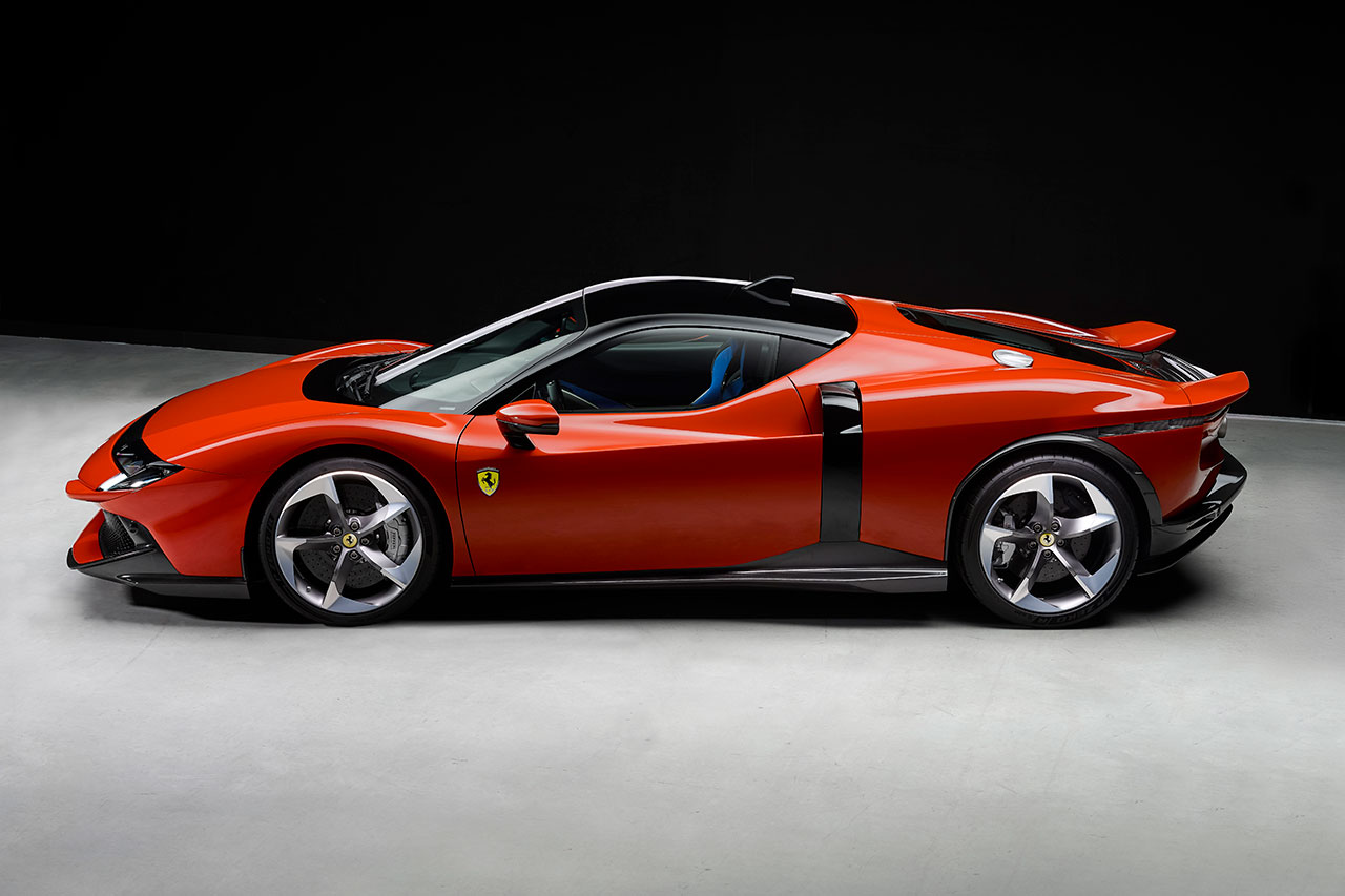フェラーリ、伝説の名を復活させた新型PHEVスーパーカー『849テスタロッサ』を世界初公開。スパイダーモデルも同時発表