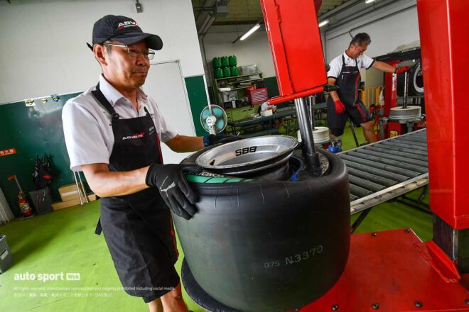 250本以上をバラして、組んで。ピットレーンでも活躍するヨコハマタイヤ・サービススタッフの『知られざる大仕事』